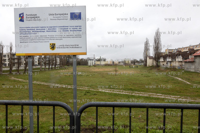 Plac u zbiegu ulic Obrońców Pokoju i Olszewskiego...