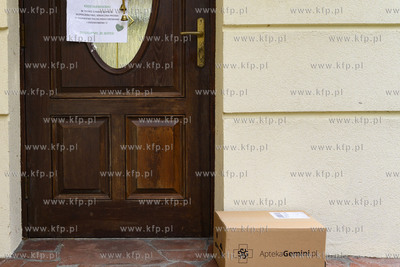 Akcja #ZOSTAJEWDOMU. Zamówione produkty przez internet...