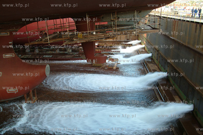 Stocznia Gdynia S.A, suchy dok SD II. Wodowanie dwoch...