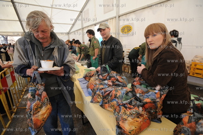 Gdansk, Targ Weglowy. Sniadanie wielkanocne dla ubogich...