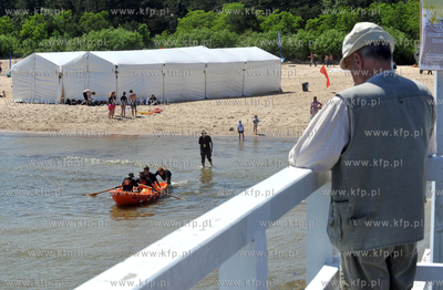 Sobota na molo w Gdansku Brzeznie. Widok na plaze z...