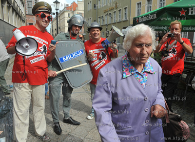 Gazeta Rock Cafe na ulicy Tkackiej w Gdansku. Jeden...