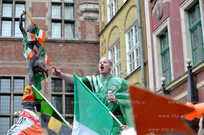 Gdansk, Dlugi Targ. Irlandzcy i hiszpanscy kibice bawia...