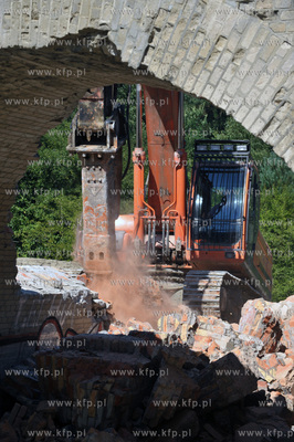 Wyburzanie ostatniego starego wiaduktu dawnej trasy...