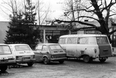 Samochody mn.in dostwczy marki Barkas zaparkowane przed...