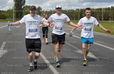 Zawodnicy na trasie I PZU Gdansk Maraton.Skrzyzowanie...