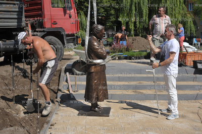 Montaz pomnika Anny Walentynowicz na skwerze jej imienia...