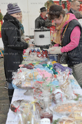 Jarmark Swiateczny na placu Mariackim przy kosciele...