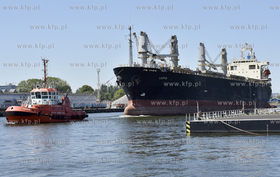 Kanał portowy Portu w Gdańsku. Nz. statek  Lapis...