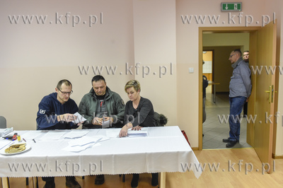 Wybory sołtysa i rady sołeckiej na wiejskim zebraniu...
