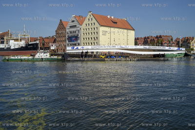 Gdańsk. Transport barką kładki, która połaczy...