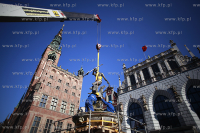 Gdansk. Demontaż figury Neptuna z fontanny na Długim...