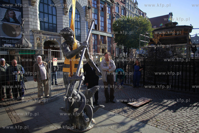 Gdansk. Demontaż figury Neptuna z fontanny na Długim...