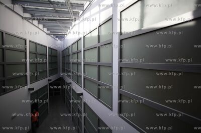 Sopot. Przygotowania do montazu powloki dachu na terenie...