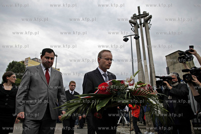 Gdansk. Zlozenie kwiatow pod pomnikiem Poleglych Stoczniowcow...