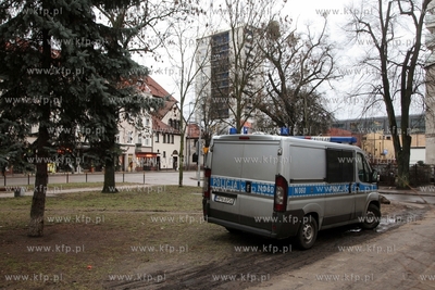 Policjanci zabezpieczaja Nowa Synagoge przy Partyzantow...