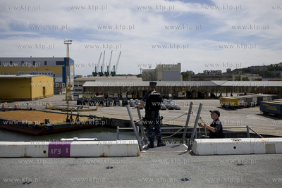 Amerykański okręt desantowy San Antonio dowodzący...