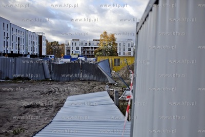 Silne podmuchy wiatru spowodowały tradycyjnie przewalenie...