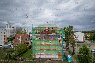 Powstaje mural na budynku przy ulicy Michny 9 w Gdańsku....