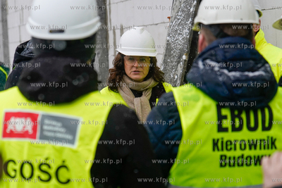 Piecki - Migowo. Zawieszenie wiechy na budowanej szkole...