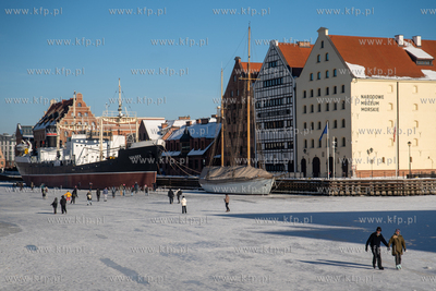Spacery po skutej lodem Motławie w Gdańsku. 02.02.2026...