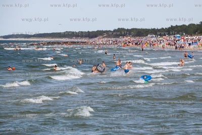Tłum na plaży w Łebie. 20.07.2019 / fot. Anna Rezulak...