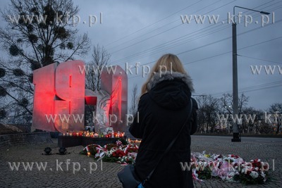 Gdynia. Pomnik Ofiar Grudnia '70 w okolicy stacji SKM...