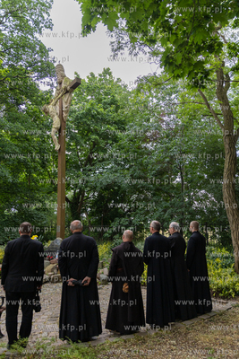 Sopot. Złożenie kwiatów pod krzyżem papieskim w...