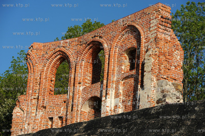 Trzesacz. Sciana S romansko-gotyckiego kosciola sw....