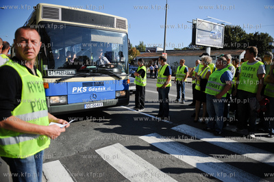 Gdansk. Trakt Sw. Wojciecha. Rybacy blokujac przejscie...