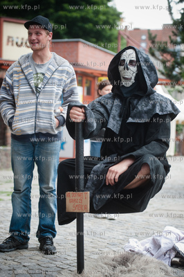 Gdansk. Ulica Dluga. Smierc wiszaca w powietrzu. Iluzjonista,...