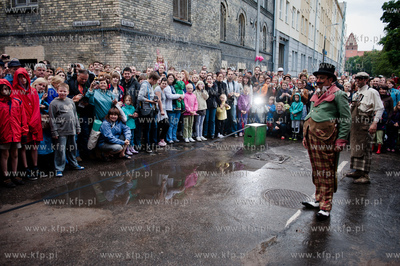 Gdansk. Ul. Rzeznicka. FETA - XVI Miedzynarodowy Festiwal...