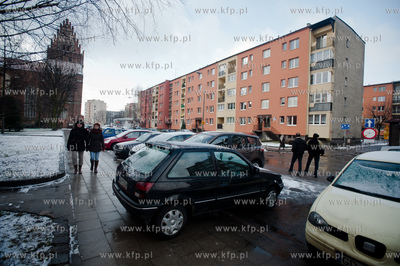 Gdansk. Zle zaparkowany, blokujacy przejscie pieszym...