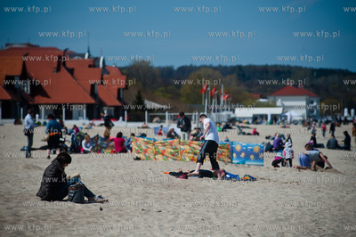 Tlumy mieszkancow i turystow na plazy i ulicach Sopotu,...