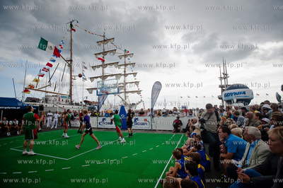 Gdynia. Skwer Kosciuszki. Wielki Mecz Koszykowki pomiedzy...