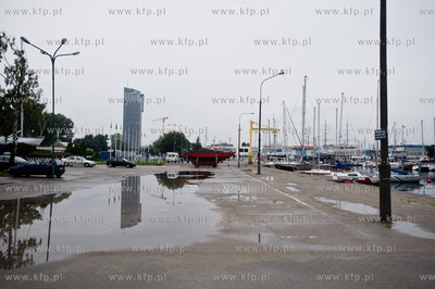 Deszczowa, jesienna pogoda na plazy i ulicach Gdyni.
11.09.2013
fot....