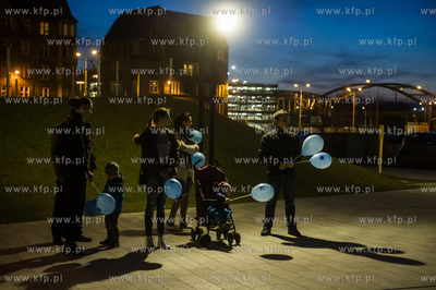 Gdansk. Podswietlona na niebiesko fasada Europejskiego...
