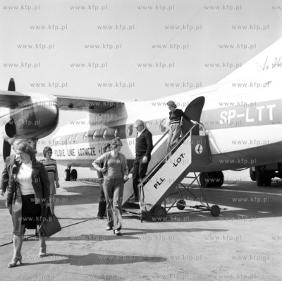 Pasazerowie samolotu AN-24 Polskich Lini Lotniczych...