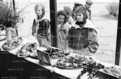 Pokaz potraw Wielkanocnych w w oknie wystawowym baru...