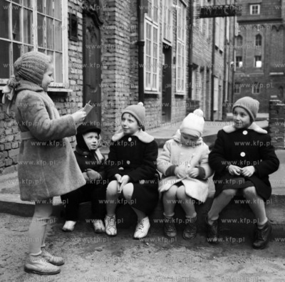 Dzieci na przeprozu ul. Mariackiej w Gdansku. 1962z0001169Fot....