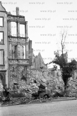 Zniszczone kamieniczki na Dlugin Targu w Gdansku. 1945
z0004217
Fot....