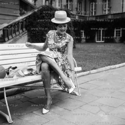 Dziewczyna przed Grand Hotelem w Sopocie. 1965 0000697z...