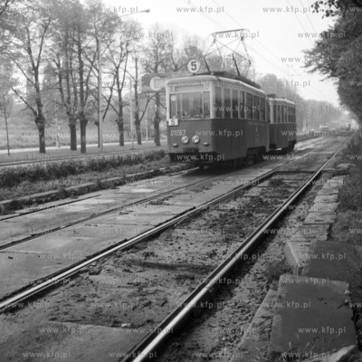 Tramwaj Konstal N linii 5 jedzie aleje Zwyciestwa w...