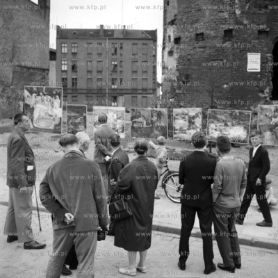 Wystawa prac studentów PWSSP 
0004752z_1966na Targu...