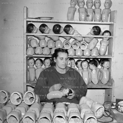 W pracowni lalkarskiej. (lata60). 1960 0007962z Fot....