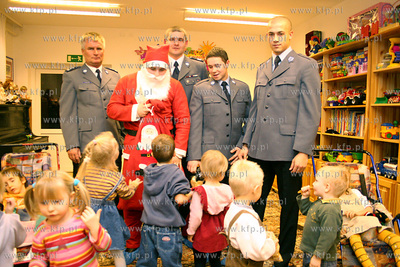 Gdanscy policjanci z Osrodka Szkolenia Policji w Gdansku...