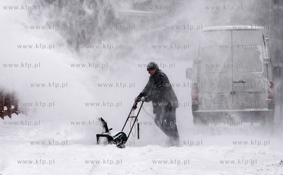 Rumia. Zima ponownie o sobie przypomniala. 
Nz. odsniezanie...