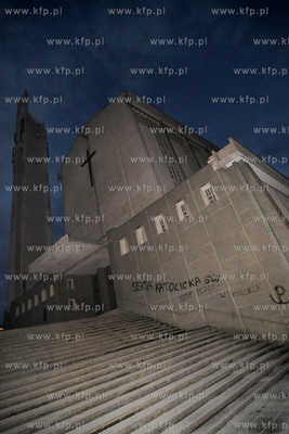 Antyklerykalne napisy pojawily sie na kosciolach w...