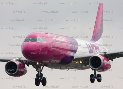 Gdansk, Rebiechowo. Nz. Airbus A320-233 linii WizzAir.
06.07.2009
fot....