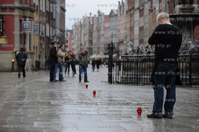 Gdansk. Na ulicach miasta na znak zaloby, flagi panstwowe...